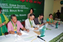 Gov. Rodolfo del Rosario, DDB Undersecretary Edgar Galvante and Asec. Benjie Reyes sign the memorandum of agreement for the turn over of the P5-million check intended for the construction of the Activity/Mess Hall of the Luntiang Paraiso Regional Rehabilitation Center in New Corella, Davao del Norte, as highlight of the opening salvo of the Anti-Drug Abuse Month celebration of the province. noel baguio/davnor pio