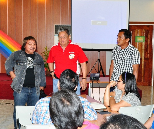 Gov. Rodolfo del Rosario confers with Provincial Agrarian Reform Officer Nicasio Lemente at the forum with CARP benefiaries at the Bulwagan. noel baguio/davnor pio